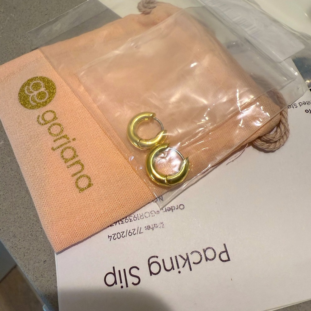 NWT Gorjana Lou Huggies